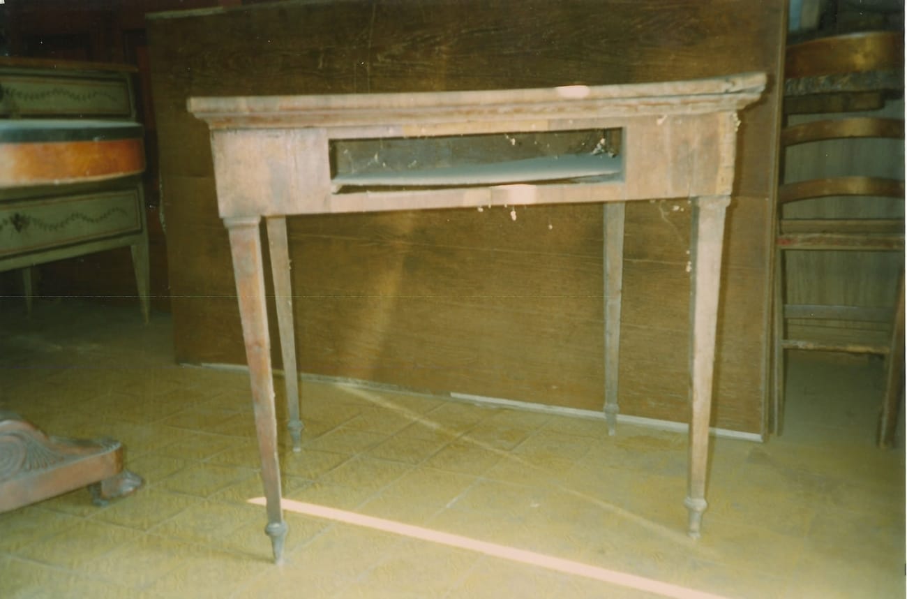 Tavolino con due piani a tiro Jane Harman conservazione e restauro mobili a Firenze