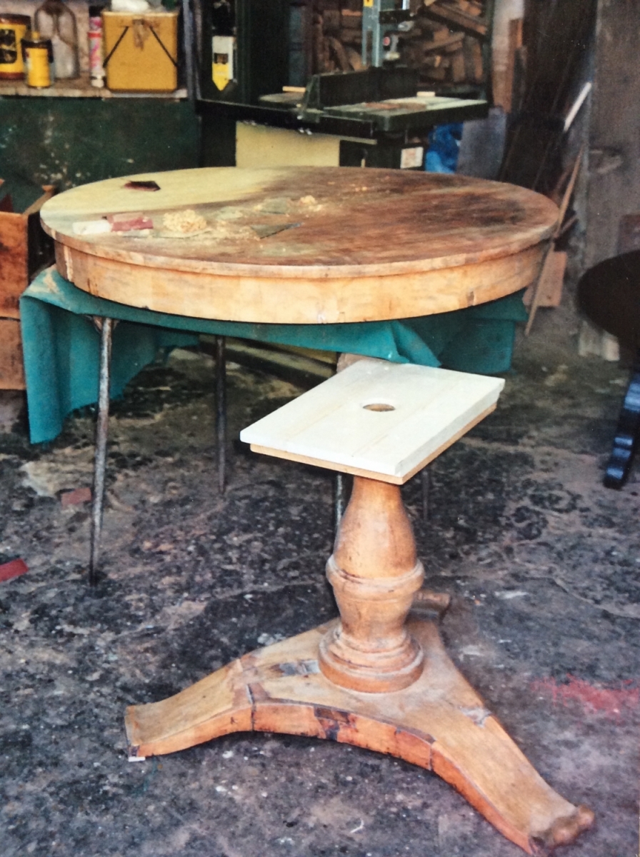 Tavolo tondo Jane Harman conservazione e restauro mobili a Firenze