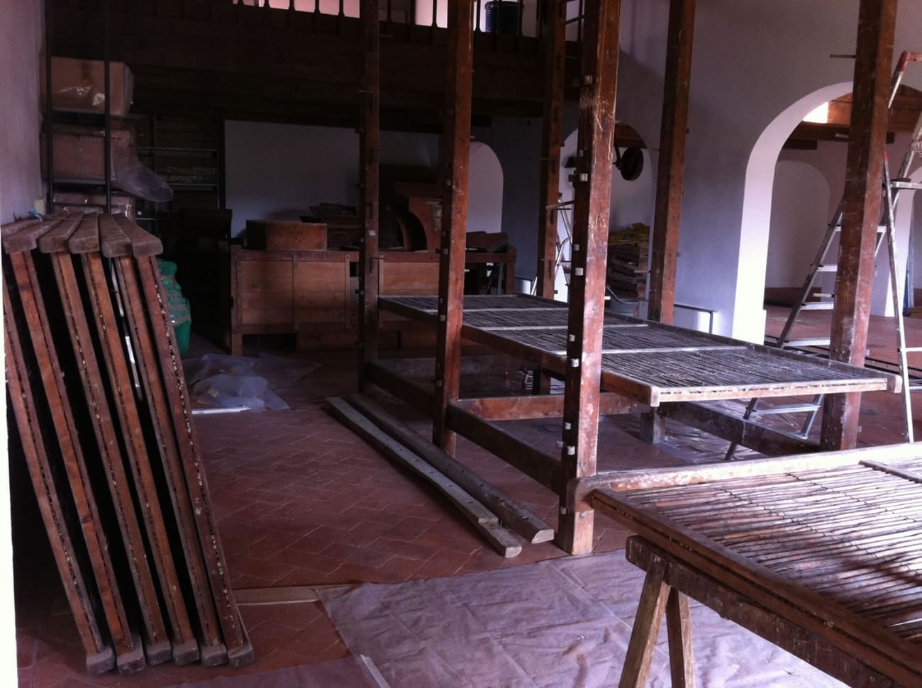 Attrezzi nel granaio, Tenuta Granaiolo Jane Harman conservazione e restauro mobili a Firenze