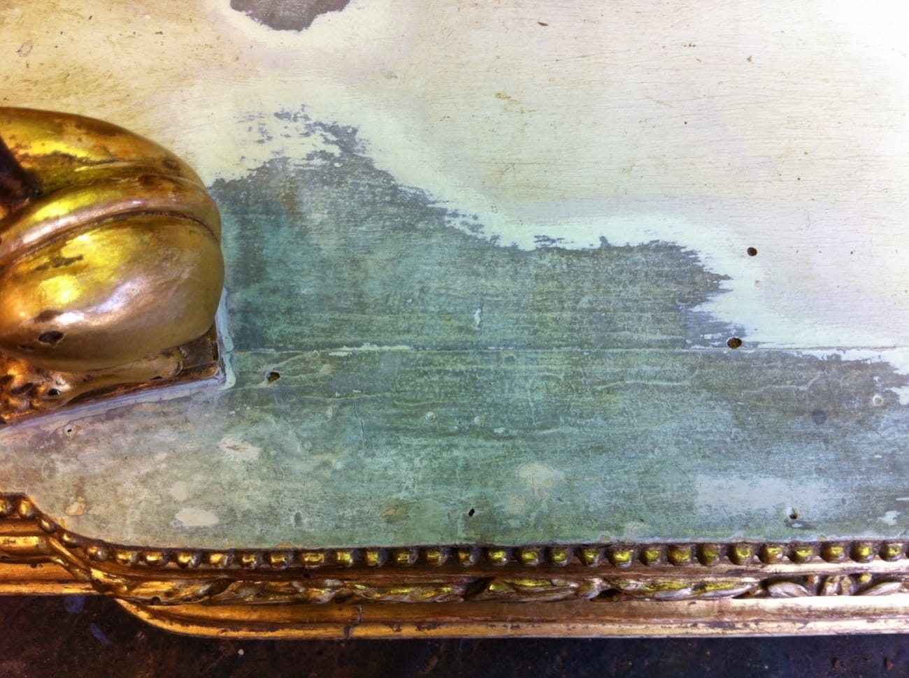 Orologio laccato e dorato Jane Harman conservazione e restauro mobili a Firenze