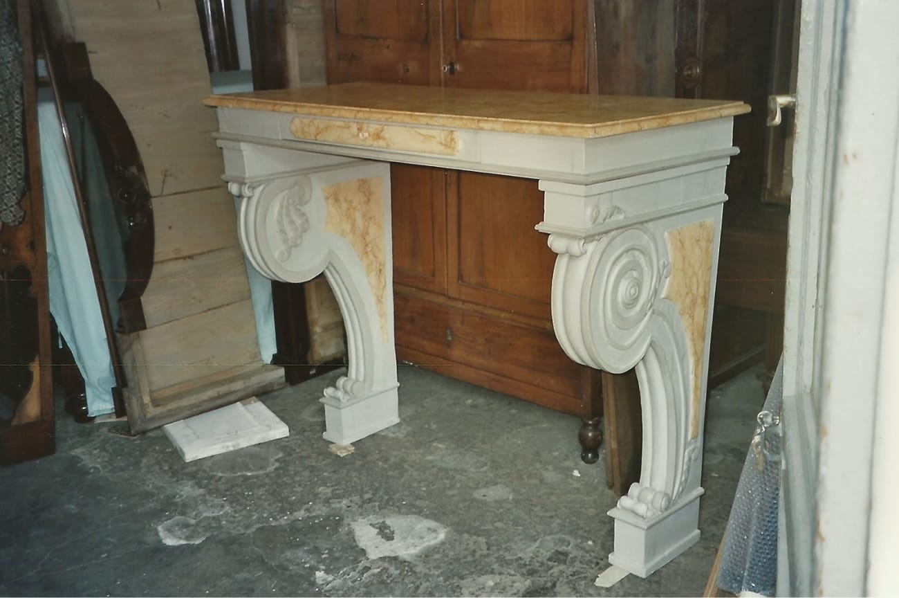 Console con piano in finto marmo Jane Harman conservazione e restauro mobili a Firenze